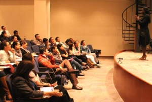 Magatte Wade durante su conferencia de Branding en la Escuela de Negocios de la UFM.