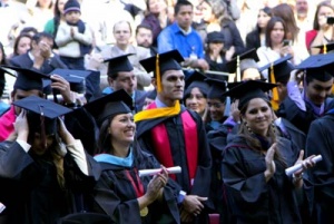 Los graduados celebran su éxito en el Jardín Manuel F. Ayau.