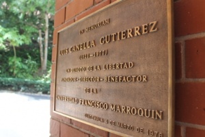 La placa conmemorativa se halla en el pórtico Luis Canella Gutiérrez, en la UFM. (Foto por Angela Reyes)