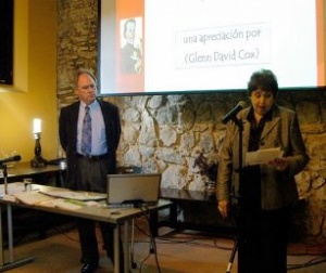 Glen David Cox, a la izquierda, mientras era presentado por Siang de Seidner, directora del Departamento de Educación de la UFM.