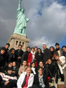 050106_estudiantes_estatua_de20la_libertad