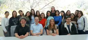 José María Bonilla, Christopher Mitchel, Barbara Martínez y Rafael Parra acompañados por estudiantes de Diseño Digital Interactivo. Foto por Ariel Smith.