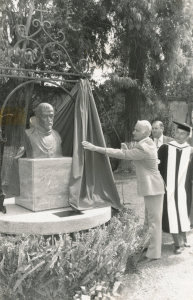 Felix Montes devela el busto que donó, de Francisco Marroquín. Observa Manuel F. Ayau, en toga.  Enero de 1975.