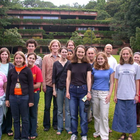 0306212c_estuadiantes_menonitas_en_el_jardc3adn