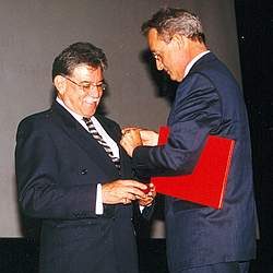 030722_fahsen_recibiendo_el_pop