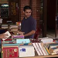 030922_estudiantes_viendo_libros