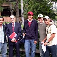 040325_smith_con_estudiantes