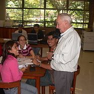 040423_ayau_con_alumnos