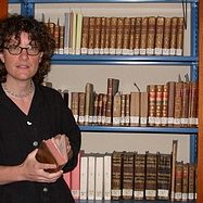 040513_chela_con_libros