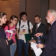 050215_pindyck_con_estudiantes