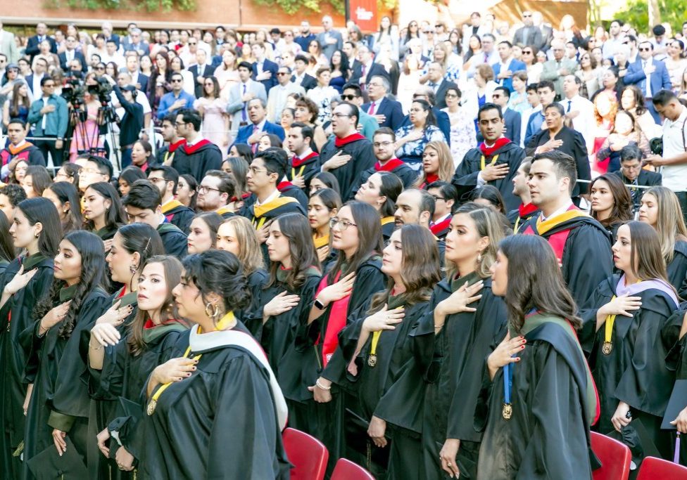 241109-graduandos-himno-nacional-ufm