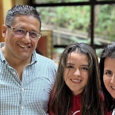 Copia de 240822-nelson-bojaca-sofia-bojaca-yeni-rodriguez-escuela-de-negocios-ufm